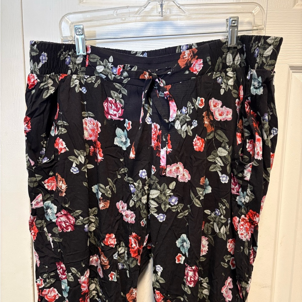 Torrid floral pattern rayon cropped drawstring pull-on pants. Size 1. EUC!! - Picture 2 of 6